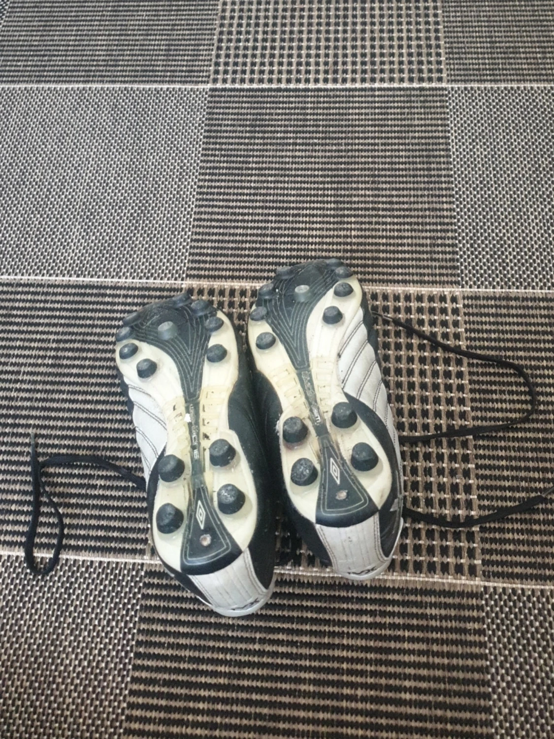 Svarta och vita Umbro fotbollsskor - 3