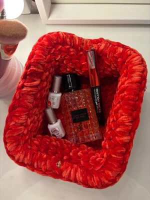 Virkad necessär i härligt chenille garn i röd - Virkad necessär - Kelly -     •En handgjord necessär med ihopfälld bar ram   •Virkad i ett härligt chenille garn   •Psst, namn etiketten går att ta bort om så önskas   •Storlek M: Bred ca 17 cm - Lång ca 22 cm    •Virkad av mig @virkningbynadja  (Kolla min profil för fler färger)     Kolla gärna in min Instagram för mer, @virkningbynadja ✨