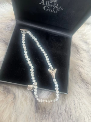 Pärlhalsband från Pearls for Girls.Äkta sötvattenspärlor -  Pearls For Girls kännetecknas av klassiska smycken, med eller utan pärlor. Halsbandet har en tidlös och snygg design. Perfekta för både arbetskläder och en lätt utsmyckad outfit.  Har fått det som present och inte använt den. Helt ny.  