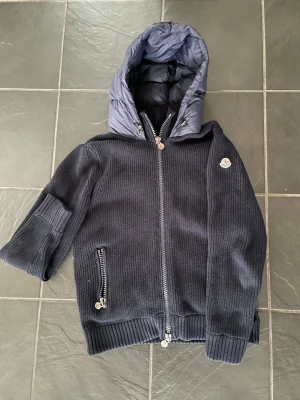 Moncler cardigan  - Säljer nu den eftertraktade modellen av moncler. En av de äldre modellerna i toppskick. Storlek S. NFC fungerar. Artikelverifiering finns redan!!  Hör av dig vid minsta fundering// Arvid 