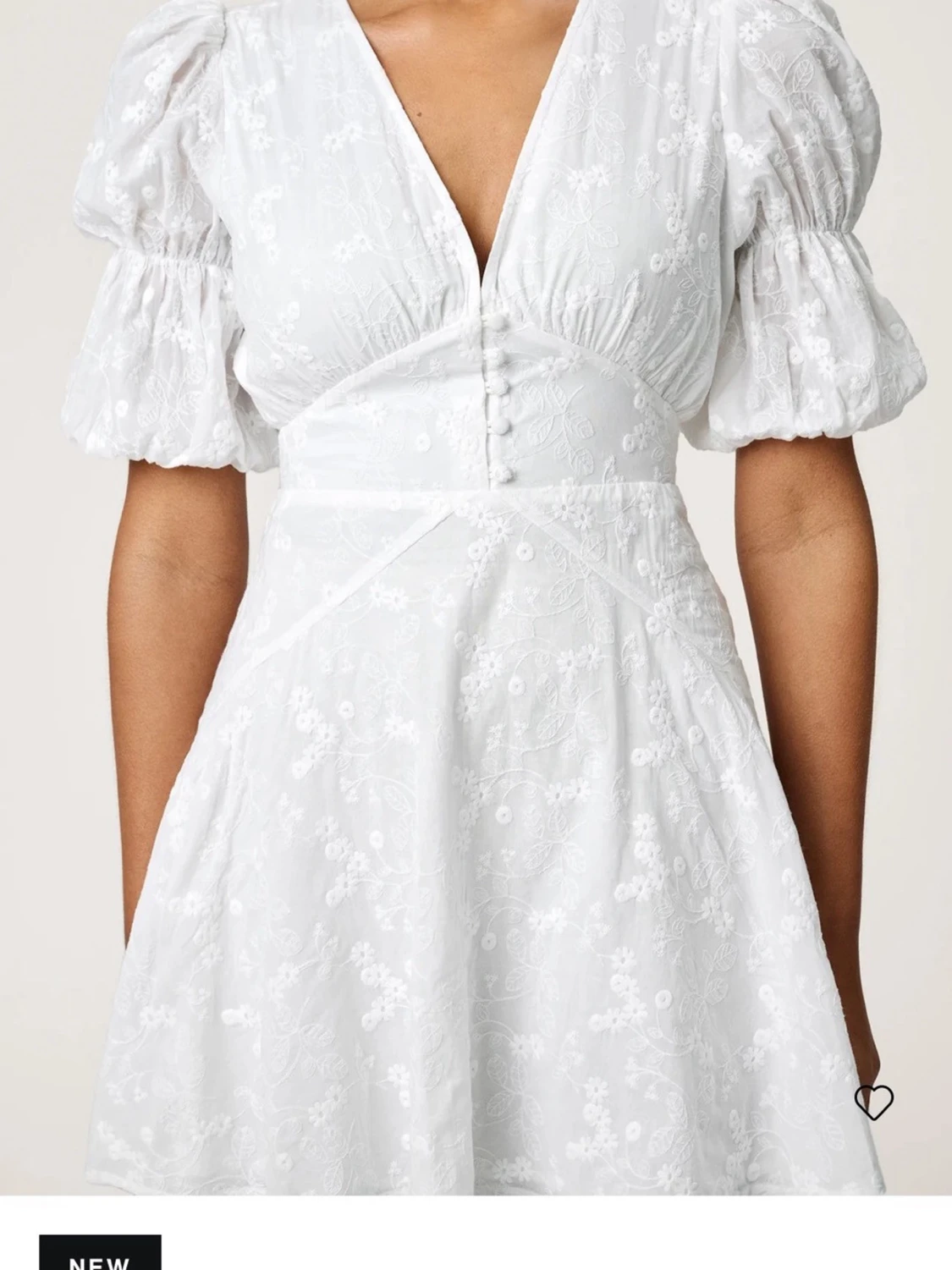 Vit broderad klänning med puffärm