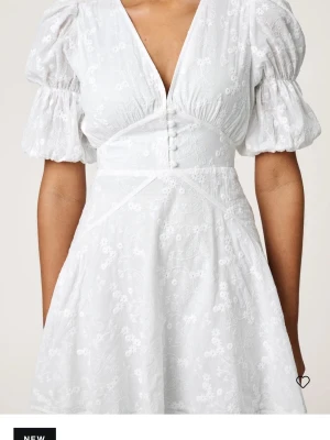 Vit broderad klänning med puffärm - Såå fin klänning! Jag hade den på studenten så endast använd vid ett tillfälle. Den är storlek M men skulle säga att den verkligen passar en S/M. Skriv för fler bilder 💕