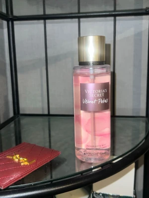 Victoria's Secret Velvet Petals mist - Kom med prisförslag , alla är oanvändbara .