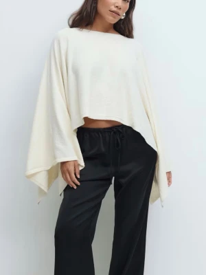 Krämvit poncho - Krämvit poncho från Ginatricot. Använd endast en gång. Storlek S/M. Köpt för 399kr och säljs för 249kr.🤍