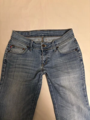 Ljusblå bootcut jeans från Stinger - Säljer ett par ljusblå jeans från Stinger med klassisk femficksdesign och snygga slitningar framtill. Säljer då dem aldrig har kommit till användning. Storlek står ej, jag är 166cm lång och dem passar mig utmärkt i längden. Skulle säga att dem är som xs/s💓pris går att diskutera🤗
