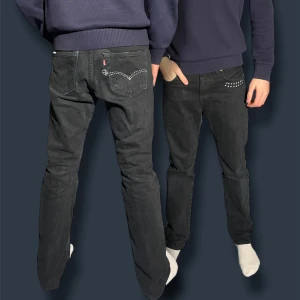 Svarta Levi's Sashiko jeans - Säljer ett par riktigt feta Levis 501 med egengjorda Sashiko mönster och slitningar (Limited) 🇯🇵💫 || Inspirerade av den Japanska broderi tekniken; Sashiko, 🇺🇸 -> 🇯🇵|| Storlek 29/32 || De har en tvättfläck på framsidan som försvinner enkelt i tvätten, annars skick 8/10 || Hör av er vid frågor!!🙌🏻