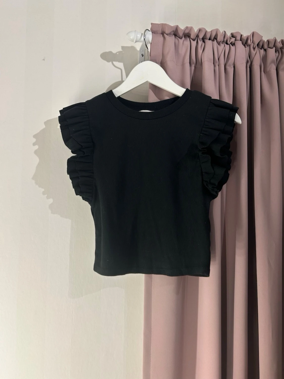 Svart croppad topp med volangärmar