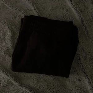 Bruna lågmidjade mjukis - Gina Tricot  - Gina Tricot mjukis som köptes för inte så länge sen! Har redan två av samma och dessa har knappt använts. Om mer frågor så kan du gärna komma DM! 