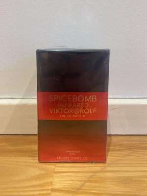 Spicebomb Infrared EdP Viktor & Rolf - Spicebomb Infrared Eau de Parfum från Viktor & Rolf i en snygg svart och röd förpackning. Flaskan rymmer 90 ml och doften är intensiv och kryddig, perfekt för dig som gillar unika och kraftfulla parfymer.
