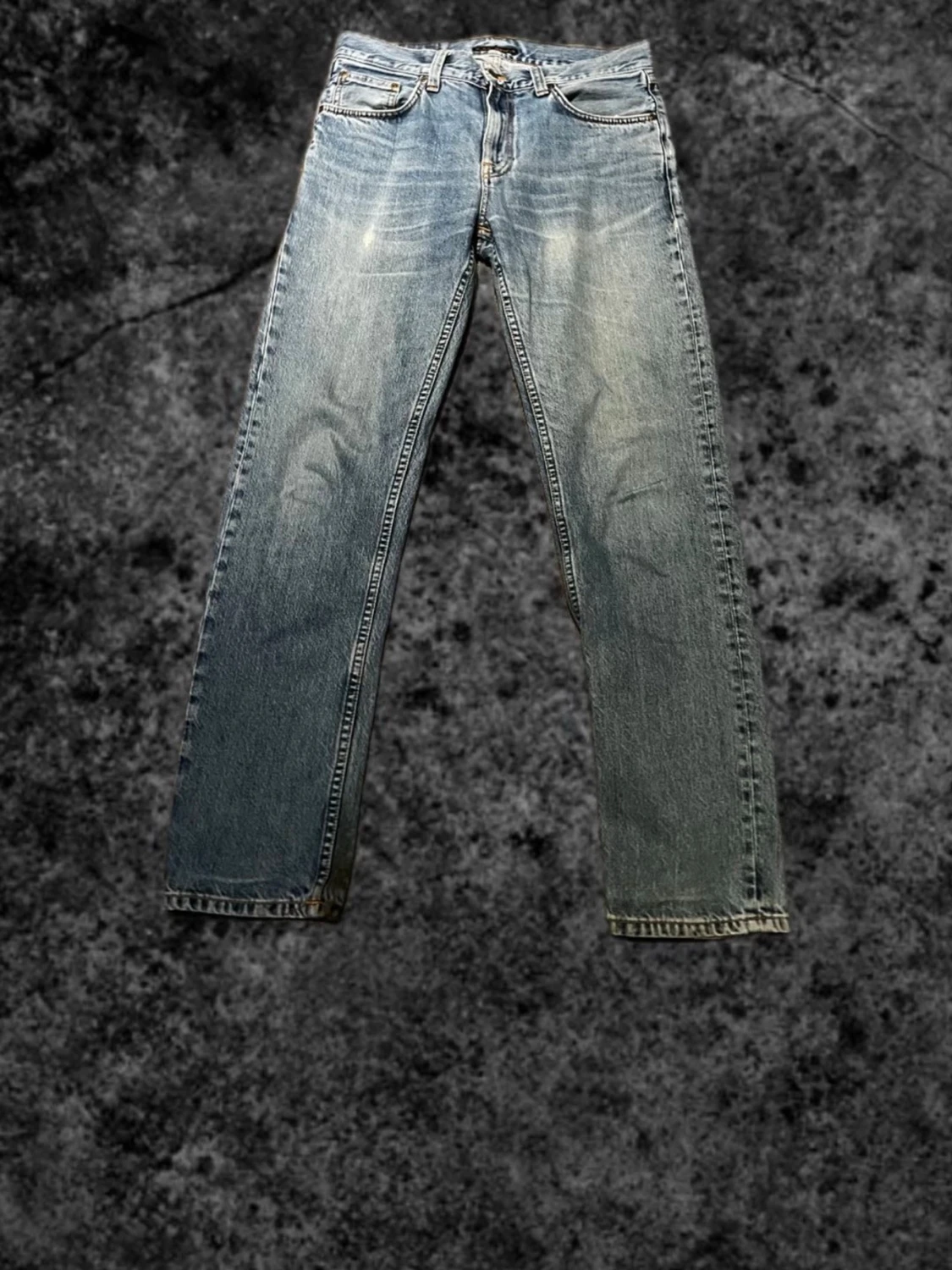 Blå raka jeans med slitningar