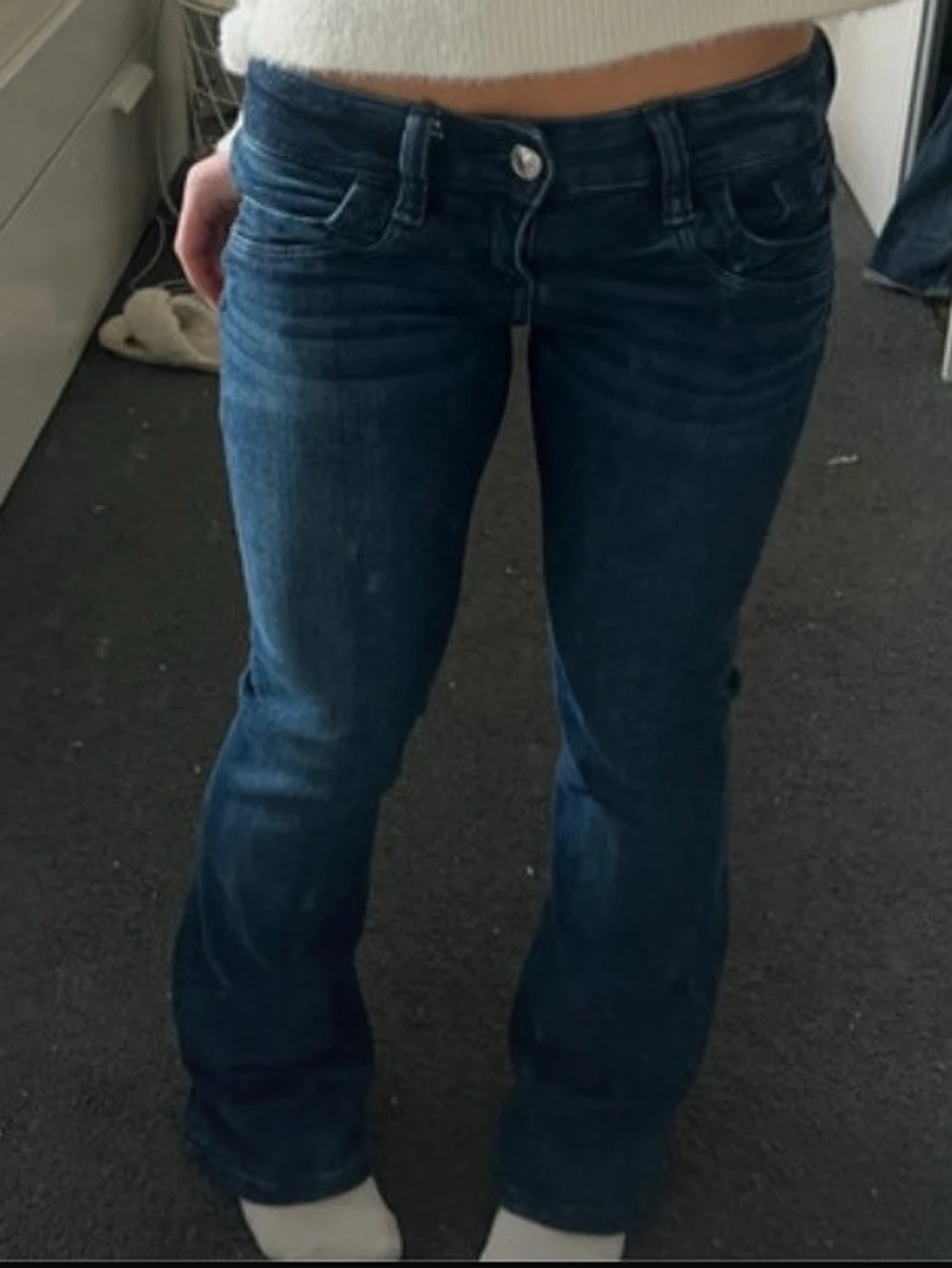 Blå bootcut jeans med låg midja