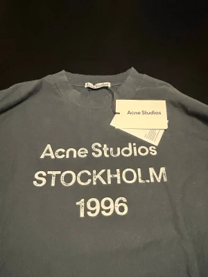 Acne Studios long sleeve - Säljer en oanvänd Acne studios long sleeve i storlek M. 