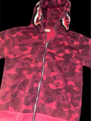 Bape hoodie - En trendig Bape hoodie som är riktigt snygg. Har faktiskt ingen aning om den är autentisk för att jag har köpt denna otrolig länge sedan därmed blir priset mindre. Den ser otroligt bra ut och inga tecken på något dåligt. Storleken är M. Skriv till mig för frågor osv 👍👍