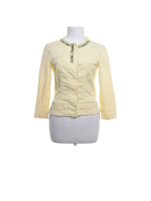 Jeansjacka med trekvartsärm Liu Jo - Snygg ljusgul jacka med trekvartsärm  och dekorativa pärlor vid halsringningen. Jackan har en figurnära passform och råa kanter vid ärmslut och nederkant. Detta är en del av designen. Den har även små små fläckar som bland annat kan synas på sista bilden. Står stl 40 men skulle säga att den sitter som S 