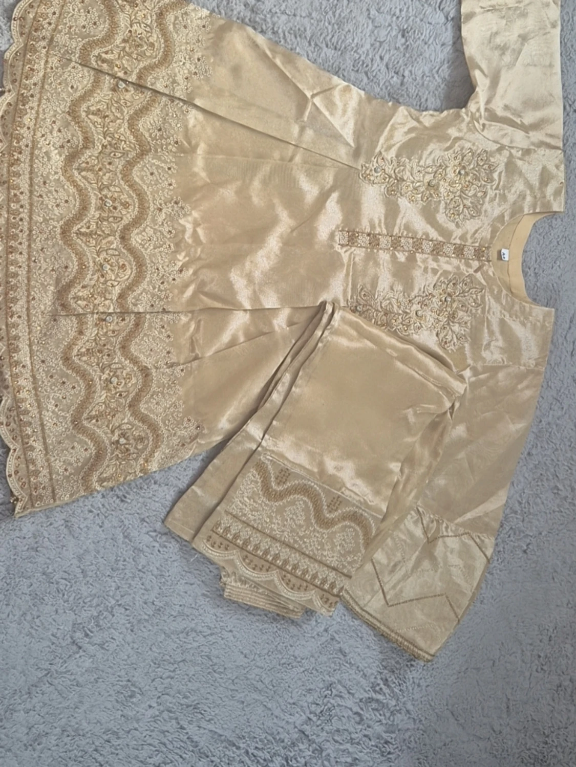 Champagnefärgad långklänning med broderi