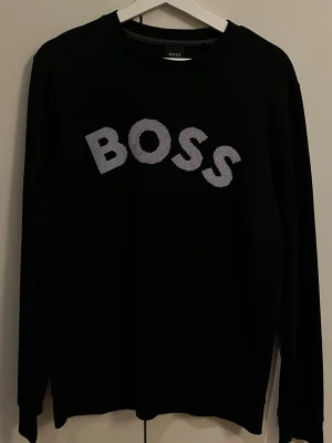 Hugo boss tröja  - Hugo boss tröja | Skick 10/10 | Storlek Medium (M) | Färg=Svart | Hör av er vid frågor & funderingar 