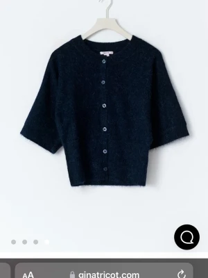Mörkblå kortärmad kofta  - Mörkblå kofta från Gina Tricot med kort ärm och  knappar, nästan aldrig använd💞