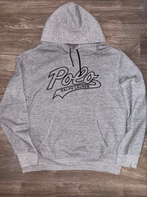 Polo Ralph Lauren Hoodie  - Hej! Säljer denna tvär snygga Polo ralph lauren hoodin 🤩 || Skick : Bra || Storlek : L || Personen på sista bild är 187 och väger 77 pannor 🤩🌟 Har du några frågor är det bara att höra av sig 🌟🌟✨