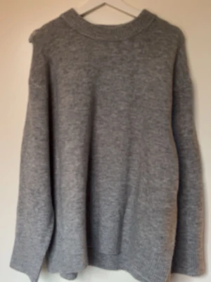 Grå stickad tröja  - Säljer denna fina grå stickade tröjan ifrån stradivarius, köpt ny och endast använd ett fåtal gånger så i princip nyskick! Bara att skriva vid fler frågor!