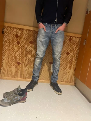 Blå dondup jeans med slitningar - Säljer dessa galet feta dondup jeans med galet feta slitningar🍾. Modell: George. W32 .  Lappen inuti är sprucken så därför lite billigare pris. Men inget som syns vid användning. Nypris ca 3500 Skickar direkt vid affär🌟.  Tveka inte att fråga vid minsta fundering! Pris kan diskuteras vid snabb affär 💰