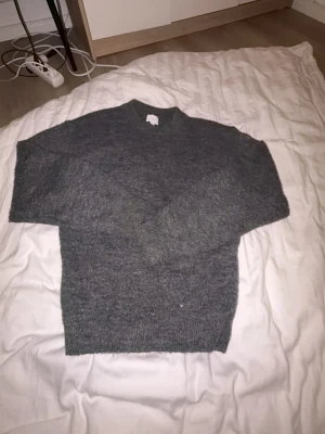 Grå stickad tröja från H&M - Mysig grå stickad tröja från H&M i enkel design. 