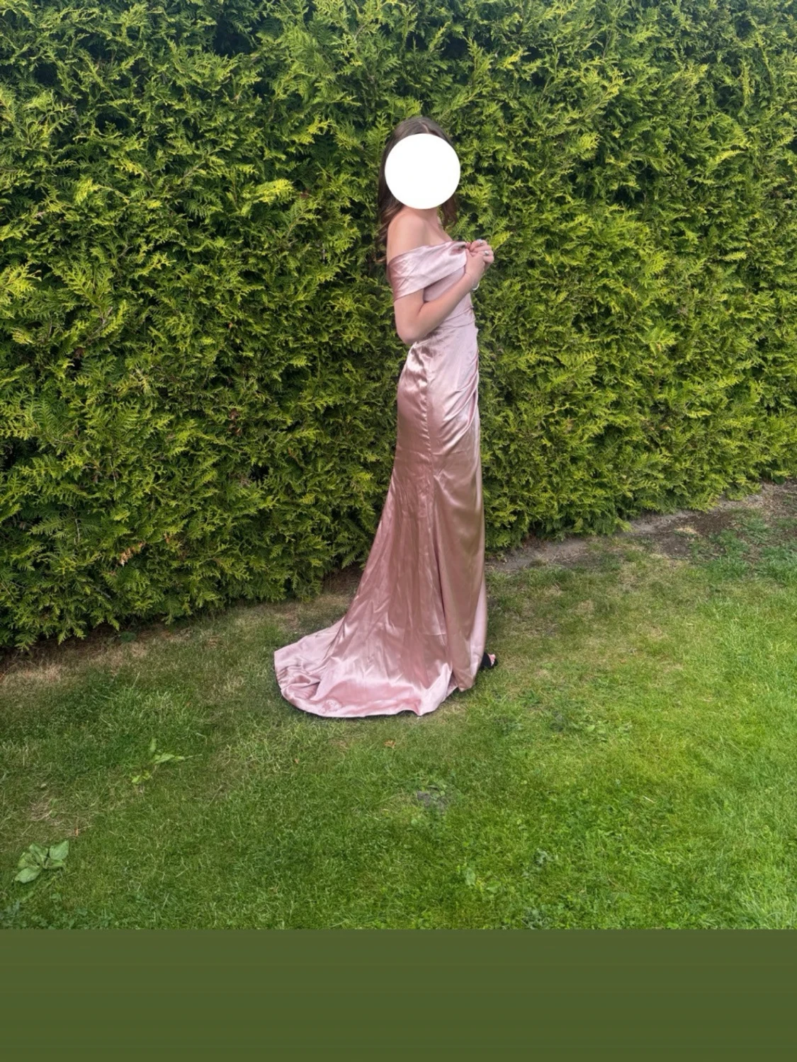 Lång ljusrosa offshoulder balklänning