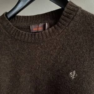 Morris tröja merinoull  - Skön tröja i 100% merinoull från Morris. Bra skick! Storlek M Nypris: 1799kr. Vårt pris: 399kr. Hör av er vid frågor