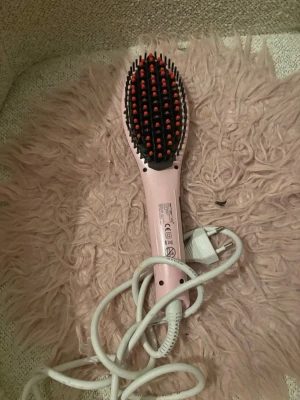Värmeborste från Emerio - Säljer en rosa elektrisk värmeborste från Emerio. Den har nästan knappt används och har mest bara legat i en låda. Några toppar på piggarna har lossnat men inget som påverkar resultatet! 💓