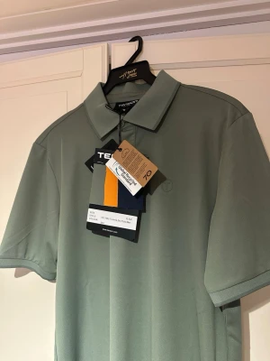 Pikéer - Tenson, Golfpikéer - Pikétröjor från Tenson med klassisk passform. Passar perfekt som golfpikéer. En är helt ny med lappen på och den blå samt gråa är använda som modeprövning en gång. 150kr/st, Eller 350kr för alla 3.