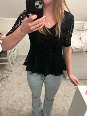 Svart spetsblus  - Svart spetstopp med volanger längst ner. Bara genomskinlig på ärmarna💕 Tveka inte att skriva om du är intresserad eller vill ha fler bilder. Pris kan diskuteras❤️