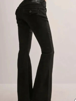 Svarta bootcut jeans True Religion - Svarta true religion jeans. Jättefint skicka förrutom färgen på knapparna som är lite bortslitet samt färgen är lite urtvättad❣️