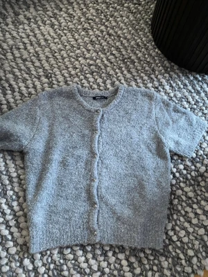 Stickad T-shirt  - Använd 1 gång! Som ny