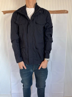 Woolrich fieldjacket, M - Märke: Woolrich Storlek: M Skick: mycket bra  Snygg fieldjacket från Woolrich Bra skick och redo att användas. Skickas snabbt 📦 