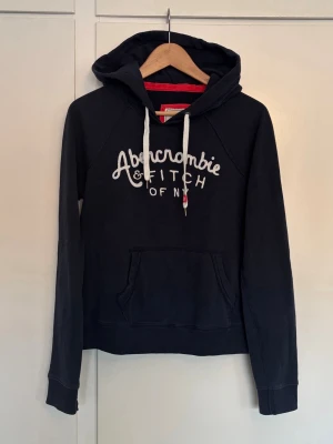 Abercrombie & Fitch hoodie - Säljer denna riktigt snygga Abercrombie & Fitch hoodie. Den är väldigt svår att få tag på och är i jättebra skick. Storleken är M men passar bra för S. Bud tas emot!