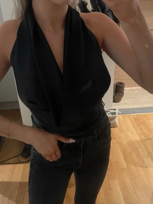 Ginatricot topp - Super fin topp från Ginatricot, öppen i ryggen och man knyter den själv, använd 1 gång🖤 packeterad och kan skickas omgående 