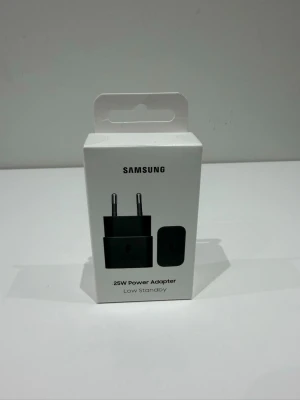 Samsung 25W Power Adapter - Original Samsung 25W Power Adapter i svart, perfekt för snabbladdning av din mobil. Kompakt design med USB-C-utgång och två metallstift för vägguttag. Levereras i vit förpackning med tydlig Samsung-logga.
