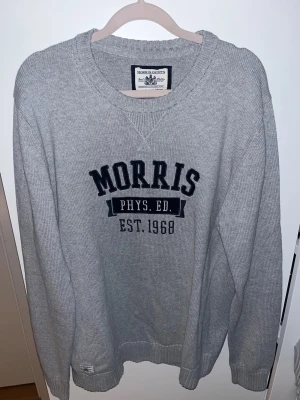 Morris kofta/stickad tröja  - Fräsch snygg stickad Morris tröja. Den är i strl L och sitter ritkigt bra om du är 175-190. Fråga för fler bilder och frågor 