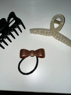 Rosettsnodd + hårklämmor - Oanvänt. Kolla gärna in andra annonser!