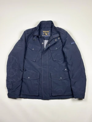 Woolrich Field Jacket - Woolrich Field Jacket | Modell: Field Jacket | Skick: Fint | Nypris: 6999 kr | Storlek: L | Hör av dig vid minsta fundering 📦