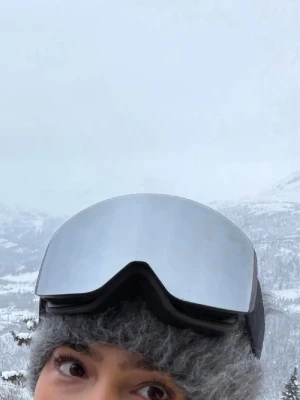 Skidglasögon med spegelglas - Ett par fina skidglasögon, används en gång för inspelning.