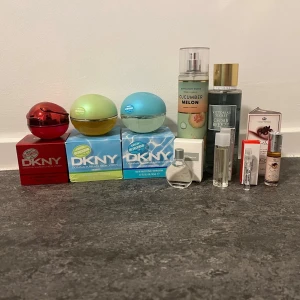 Parfym / bodymist set 9 (skriv innan köp❤️) - Alla är endast testade! Säljer alla tsm för samma pris (kan även fixa paketpris om du vill ha några) 5 stycken är limited edition/slutsålda. 5st DKNY, 1 B&B, 1 VS, 1 Glossier och 1 Crown perfumes. Totalvärde: 2300+