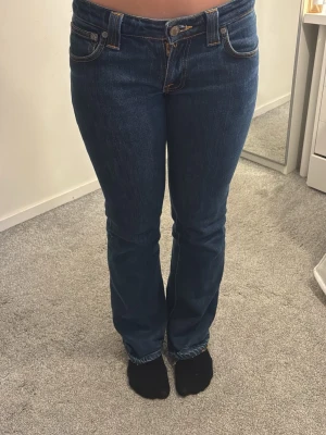 Mörkblå bootcut jeans med låg midja - Snygga mörkblå bootcut jeans med låg midja. Jeansen har kontrastsömmar och stängs med knapp och dragkedja. 39/32 Funkar som s också