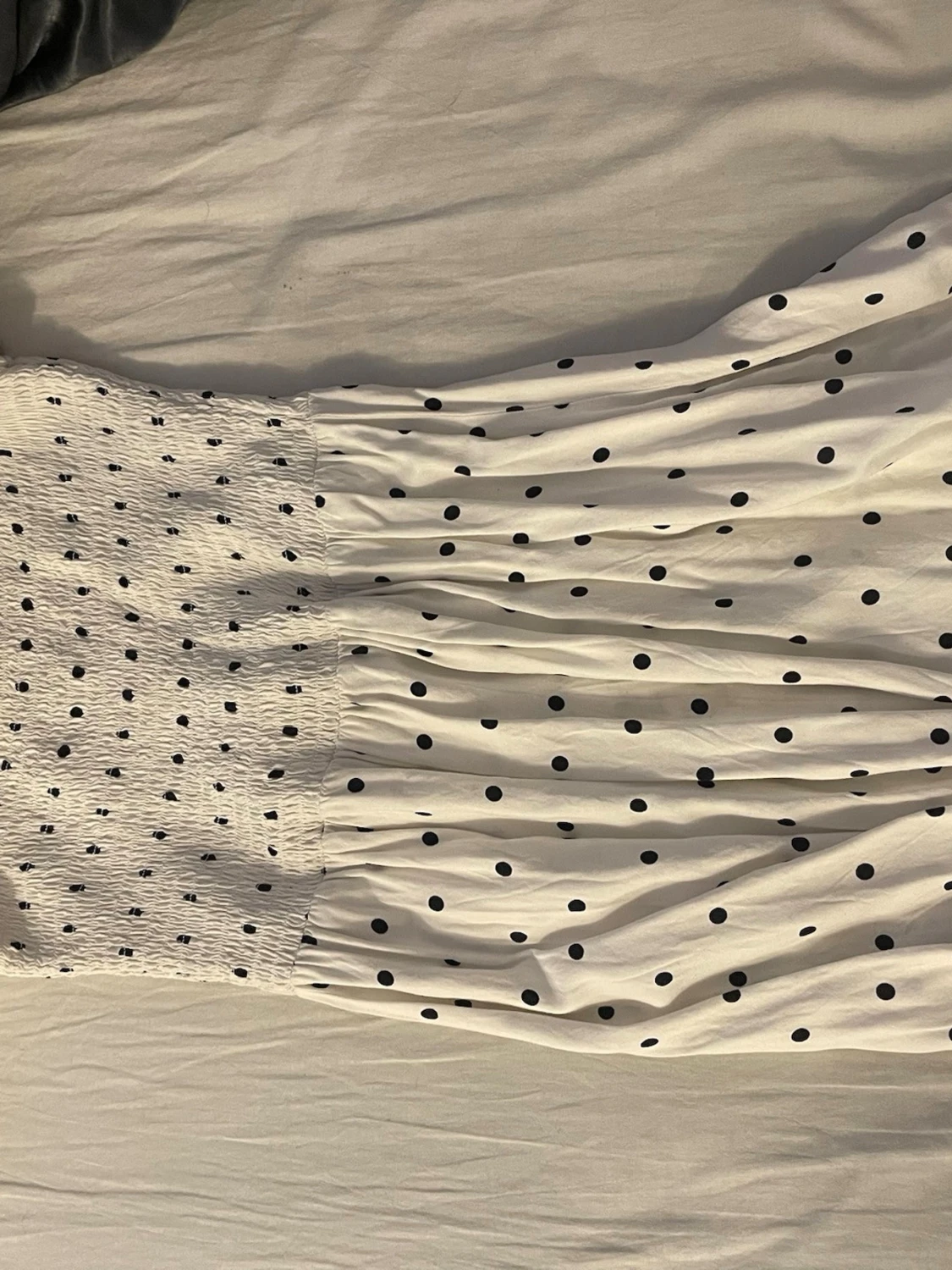 Vit prickig klänning från Divided