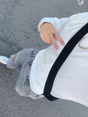 Vit stickad tröja från Jack & Jones - Snygg vit stickad tröja från Jack & Jones Originals. Tröjan har rund halsringning, ribbade muddar och är tillverkad i ett mjukt, grovstickat material. Perfekt för dig som gillar enkel och stilren design.