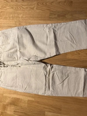 Beiga linnebyxor från Only & Sons - Snygga beiga linnebyxor från Only & Sons med avslappnad passform och resår i midjan. Är i väldigt bra skick, använda fåtal gånger och har storlek M.