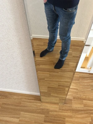 Blåa nudie jeans - Säljer dessa snygga nudie jeans. Slim fit. Jag på bilden är ca 180 lång är väger runt 65 kg. Hör av dig vid fler frågor.