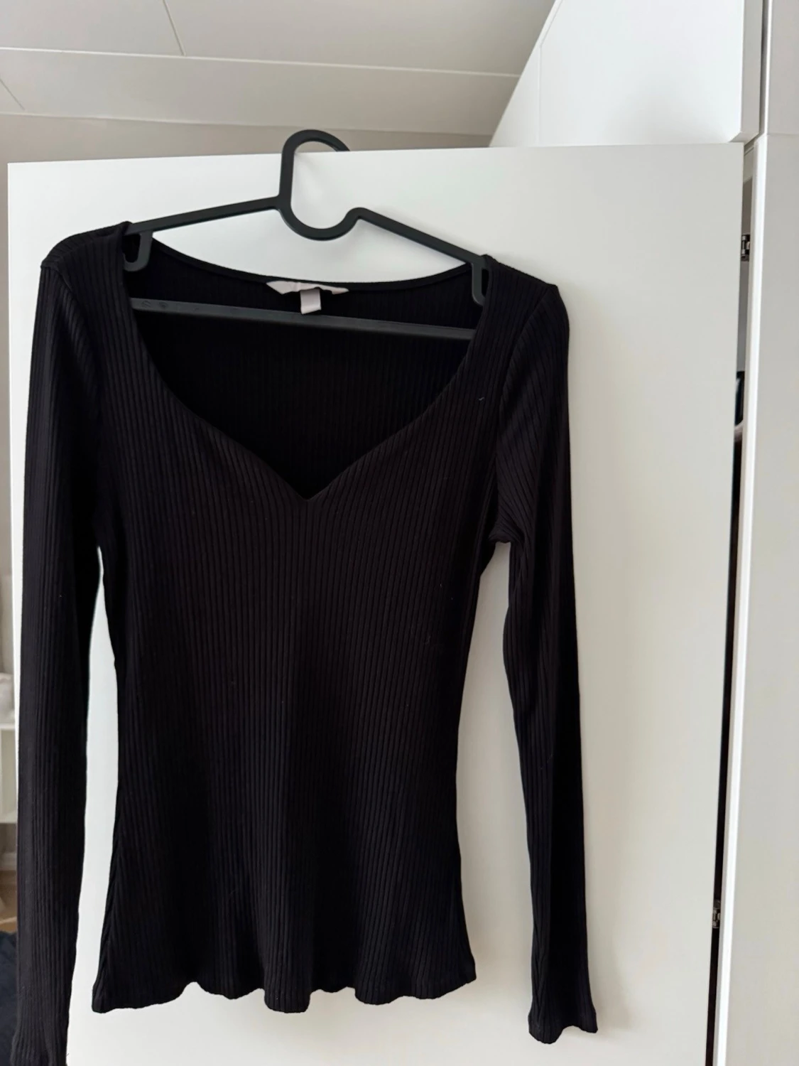 Svart ribbad långärmad topp