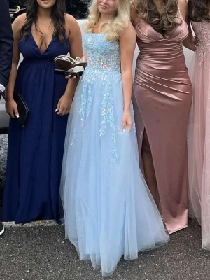 Ljusblå balklänning  - Säljer nu min superfina balklänning, i jättefint skick, är ca 160 lång för referens 🩷Skriv för frågor, pris kan diskuteras vid snabb affär!