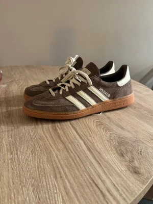 Adidas Spezial bruna sneakers - Adidas habdball spezial i stl, 44 1/3. Använda ca 5 gånger.