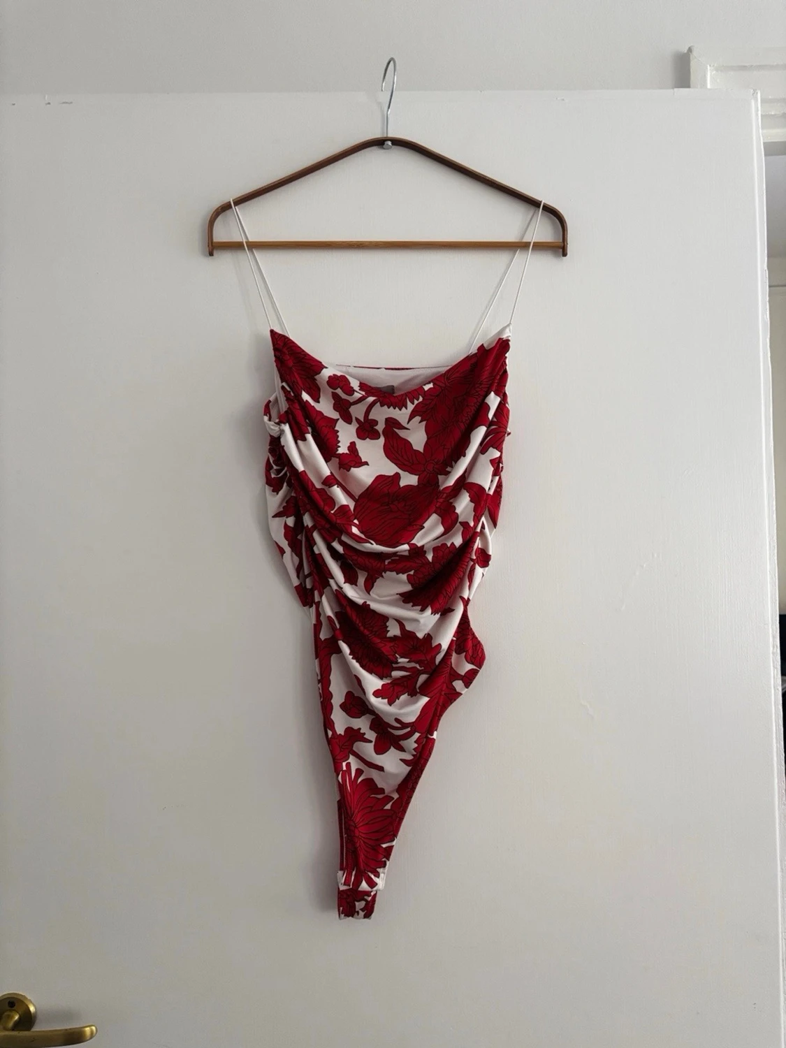 Vit och röd blommig body